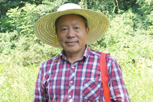 長篇小說獎：獲獎作品《白虎寨》作者：李傳鋒（土家族）         創(chuàng)作感言　　我采用現(xiàn)實主義手法，多角度聚焦貧困山村，近距離體察鮮活農事，思考社會變革。我盡量使作品有著豐富的“三農”信息，讓作品跳動著強勁的時代脈搏。我沒有過多地關注寫作的技術，而是將心血灌注于鮮活的物事。就像唱山歌一樣，激情一來，就高興地吼幾嗓子?！栋谆⒄肪褪俏覟橹袊鲐毷聵I(yè)獻唱的一首山歌。