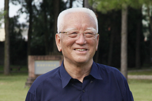 報告文學獎：獲獎作品《這里是紅軍走過的地方》作者：降邊嘉措（藏族）         創(chuàng)作感言　　長征也是文藝創(chuàng)作取之不盡、用之不竭的豐富源泉。早在10多年前，在親身參加過長征的老紅軍的鼓勵和指導下，我開始撰寫反映長征的長篇紀實文學《這里是紅軍走過的地方》。該書后來得到作協(xié)的支持，被列為中國作協(xié)的重點扶持作品。作品于2013年由作家出版社出版……