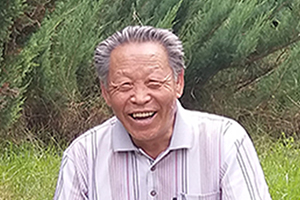 詩歌獎：獲獎作品《崔龍官詩選集》作者：崔龍官（朝鮮族）         創(chuàng)作感言　　在這本詩選集中，可以說是以“虛”與“靜”為思想底色的，其核心技巧則應該說是意象的創(chuàng)造。思想、經驗、技巧，如一條條縱橫交錯的絲線，共同織成了一段綢布。我進行詩歌創(chuàng)作時，在語言功能的發(fā)揮上格外下了點功夫。至于這一段綢布的質量究竟如何，我心里還沒譜。 
