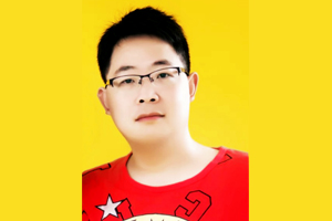 散文獎：獲獎作品《露水碩大》作者：楊犁民（苗族）         創(chuàng)作感言　　就我個人而言，精神家園永遠只是個草案，像修房子一樣立了幾根木棒，上了幾根大梁——它永遠不會有建成的一天。但是它又永遠沒有停下來的一天。就像我無數(shù)次看過的螞蟻，辛勤奔勞絕不是為一粒食物那么簡單，一定有另一種不為人知的價值和意義。人在有自己的世俗生活的同時，還應該有自己的精神生活。