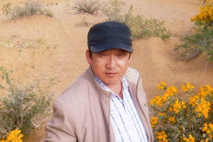 翻譯獎：蒙古文譯漢文作者：馬英（蒙古族）         創(chuàng)作感言　　文學翻譯的要理在于“信、達、雅”，詩歌也好，小說也好，都遵循這個原則。我的文學翻譯實踐也是基本按著這個軌跡進行的。從蒙古文譯成漢語的時候，最難的是民俗民風、宗教文化、游牧生活的內容以及與之相對應的詞匯。要知道，蒙古語中的許多詞匯，在漢語詞典里是找不到的，蒙漢詞典里也找不到……