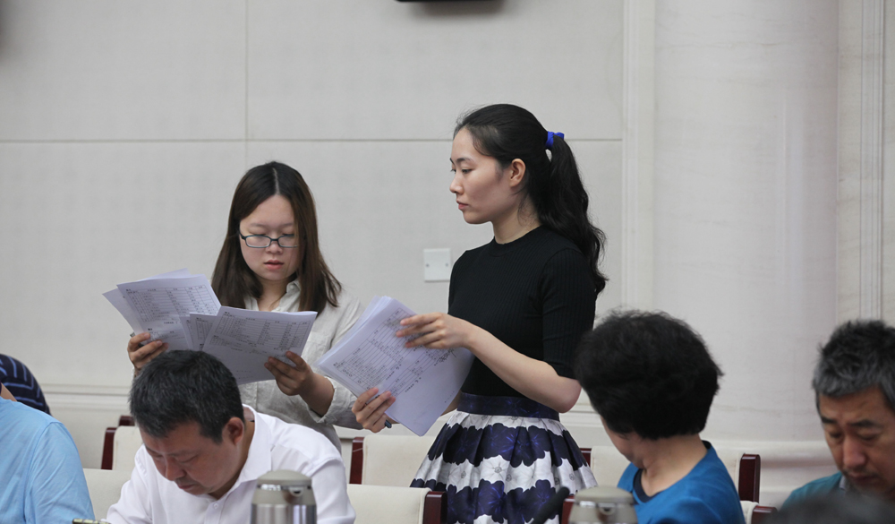 8月2日，第十一屆全國少數(shù)民族文學創(chuàng)作“駿馬獎”終評會工作人員收回評委投票