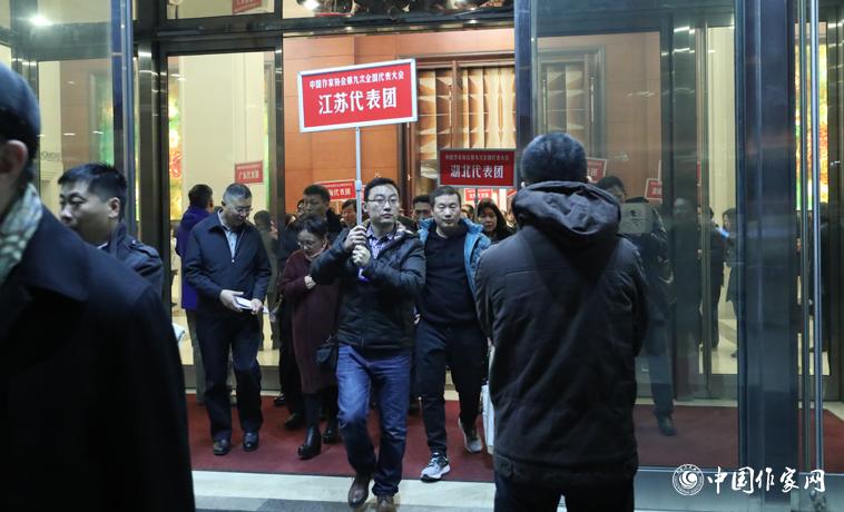 11月29日，與會者走出會場