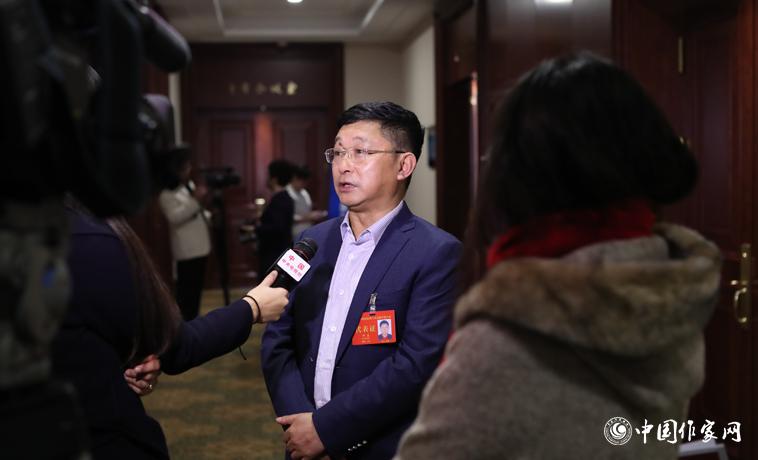 11月30日下午，阿來接受媒體參訪。