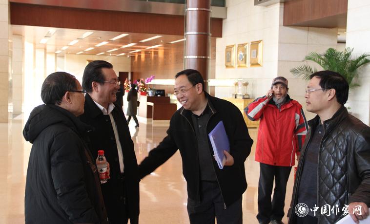 11月28日，中國作協(xié)第九次全國代表大會與會代表在報到時交談。