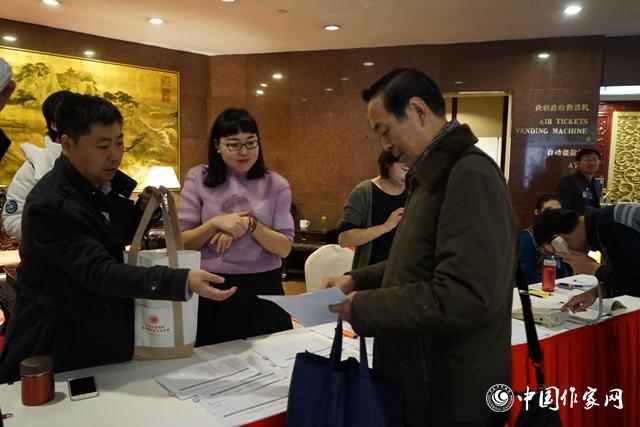 11月28日，中國作協(xié)第九次全國代表大會與會代表報到。