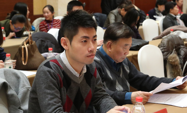 12月1日，港澳臺代表聽取報告。