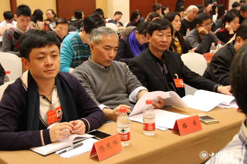 12月1日，第二次全體會召開，與會代表聽取報告。