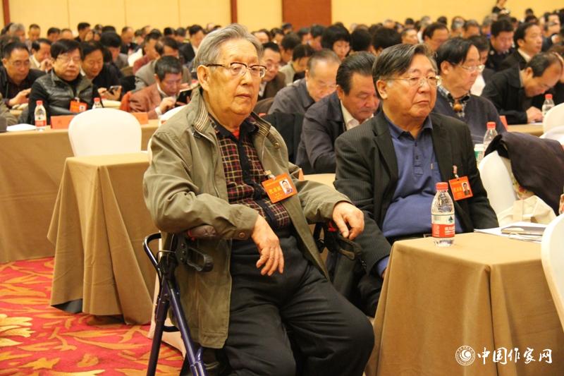 12月1日，第二次全體會上，代表們認(rèn)真聽工作報告