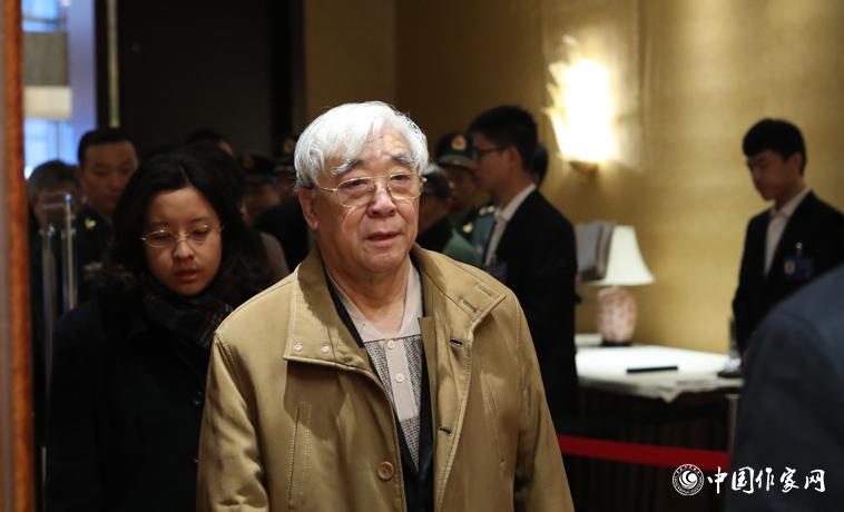 12月1日，與會代表蘇叔陽走進(jìn)會場。