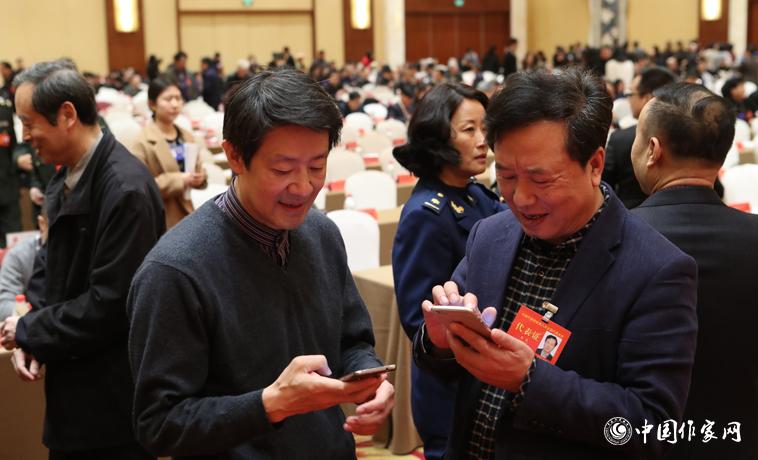 12月1日，第二次全體會議開始前，與會代表陳眾議與代表交談。