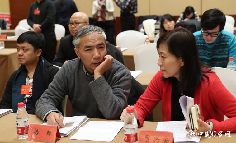 12月1日，第二次全體會議開始前，與會代表交談。