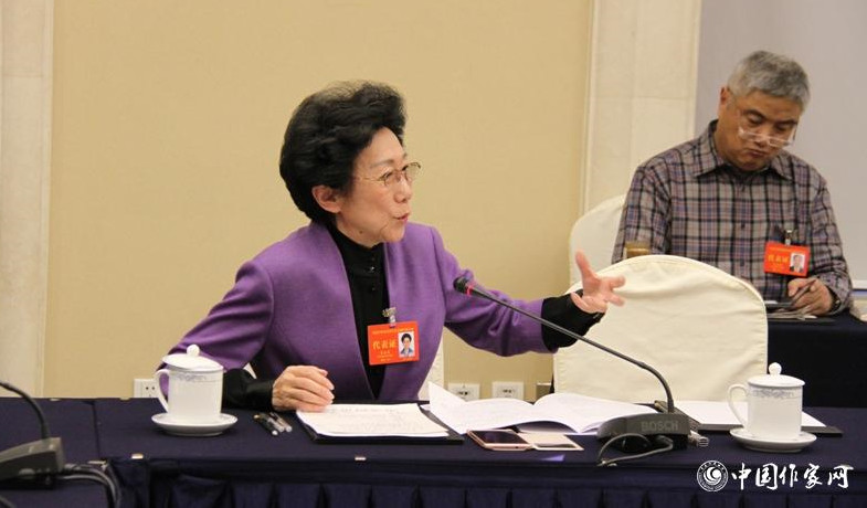 12月1日下午，中央直屬機(jī)關(guān)代表團(tuán)分組討論，代表積極發(fā)言。