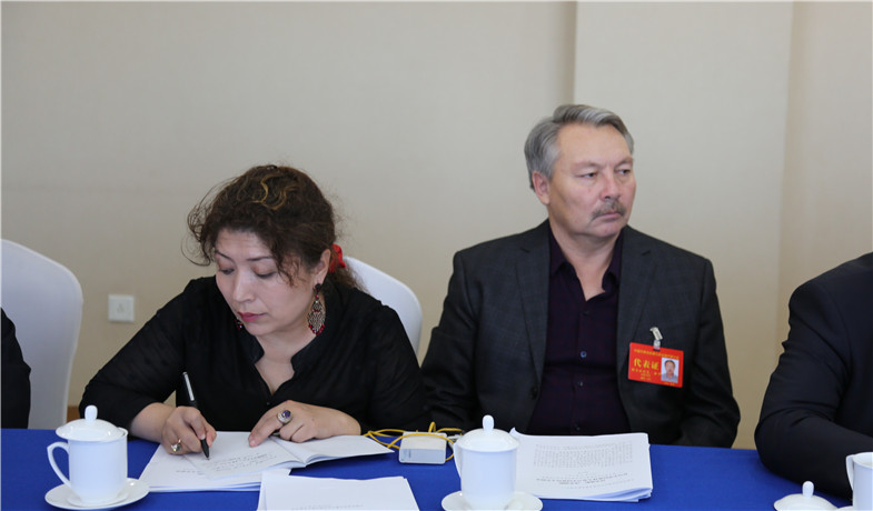 12月1日下午，天津、貴州、新疆代表團(tuán)代表認(rèn)真做記錄。