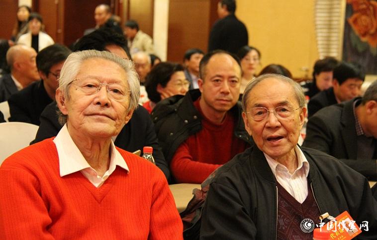 代表束沛德、崔道怡在報告會會場。