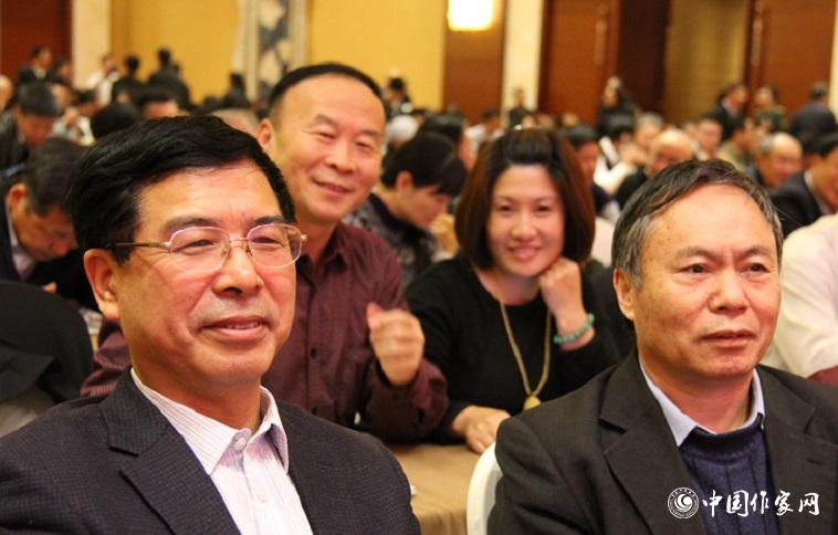 楊學(xué)峰、譚好哲等山東作家充滿期待地等待聆聽報告。