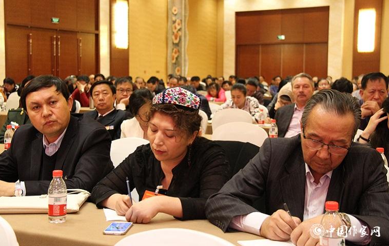 代表們在國際形勢與外交工作報告會上認(rèn)真記錄。