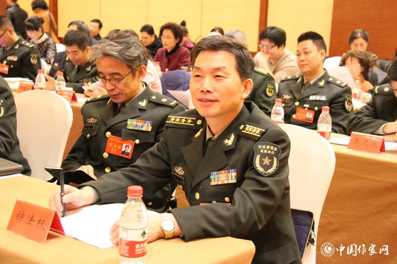 在中國作家協(xié)會第九次全國代表大會第三次全體會議上，代表鐘法權(quán)認(rèn)真聆聽。