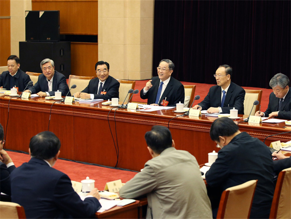 俞正聲看望社會科學(xué)、新聞出版界委員并參加討論