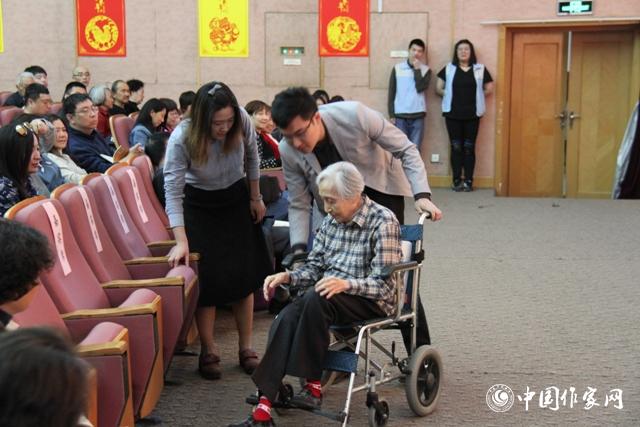 開場前，于是之的遺孀李曼宜來到現(xiàn)場