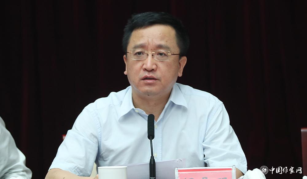 7月24日，第十屆全國優(yōu)秀兒童文學獎評獎委員會第一次全體會議由閻晶明主持