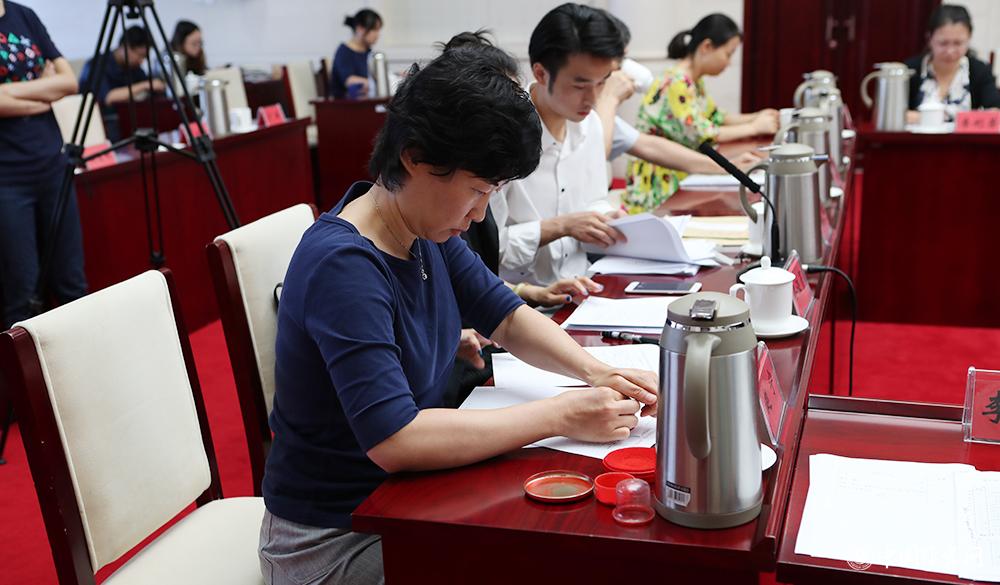 8月4日，紀律監(jiān)察組人員對選票結果蓋章封存