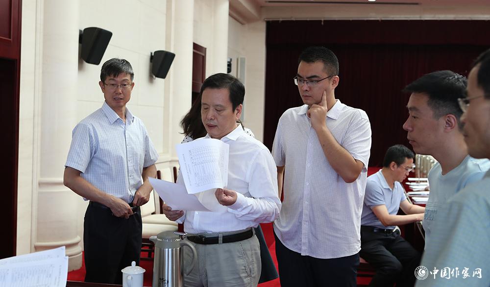 8月4日，李敬澤查看選票統(tǒng)計情況