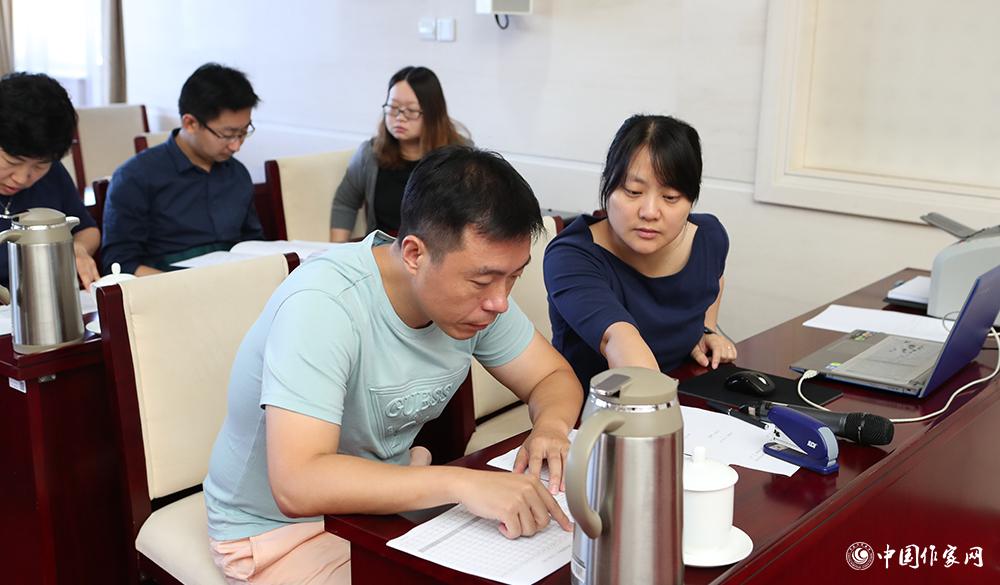 8月4日，各組聯(lián)絡員統(tǒng)計選票