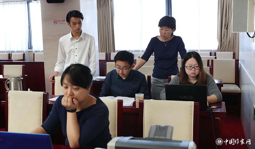 8月4日，各組聯(lián)絡員統(tǒng)計選票