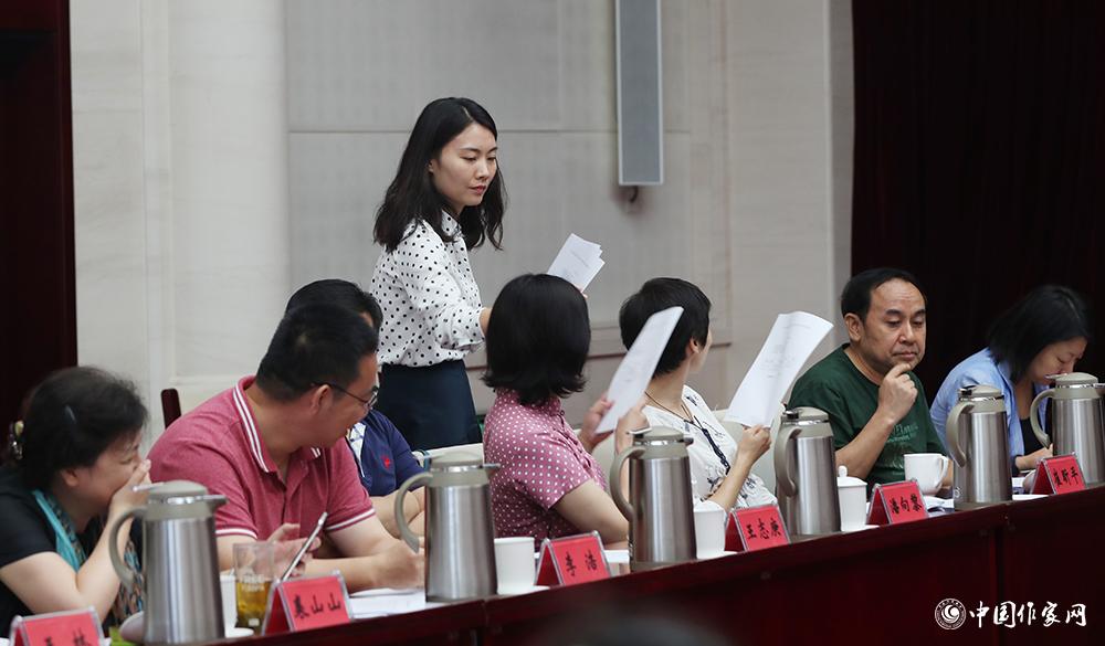 8月4日，第十屆兒獎評委會第六次全體會議上，聯(lián)絡員收回選票