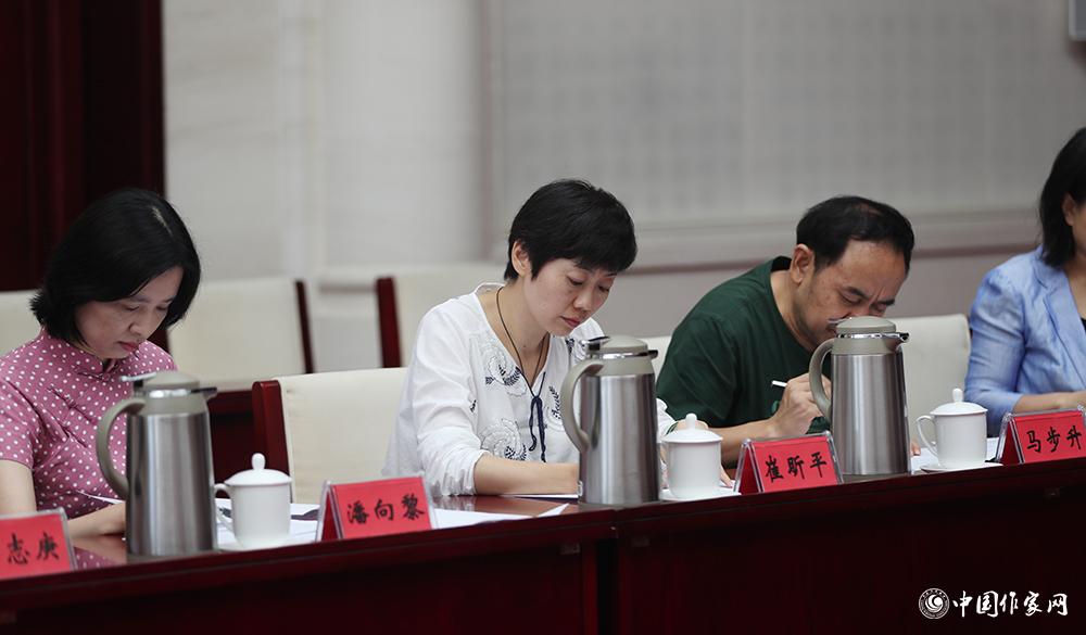 8月4日，第十屆兒獎評委會第六次全體會議上，評委填寫選票