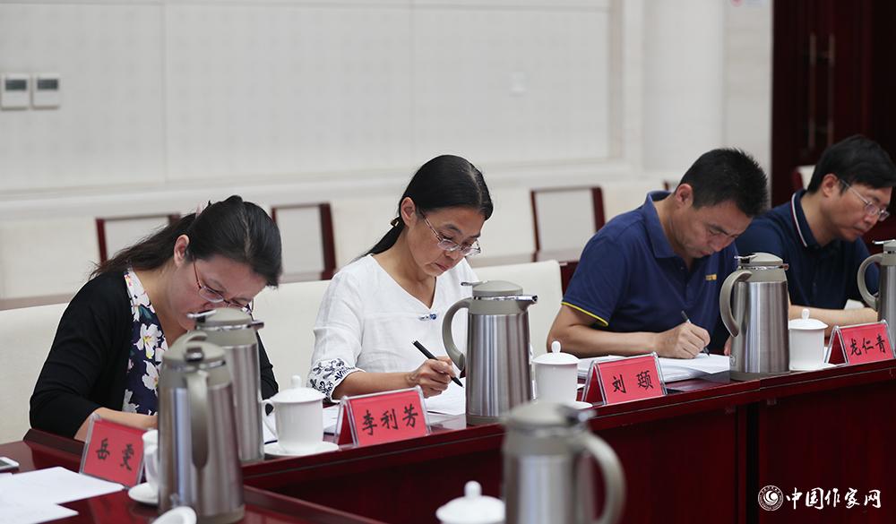 8月4日，第十屆兒獎評委會第六次全體會議上，評委填寫選票