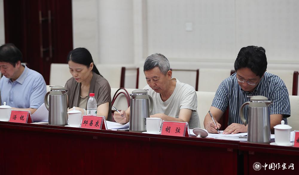 8月4日，第十屆兒獎評委會第六次全體會議上，評委填寫選票