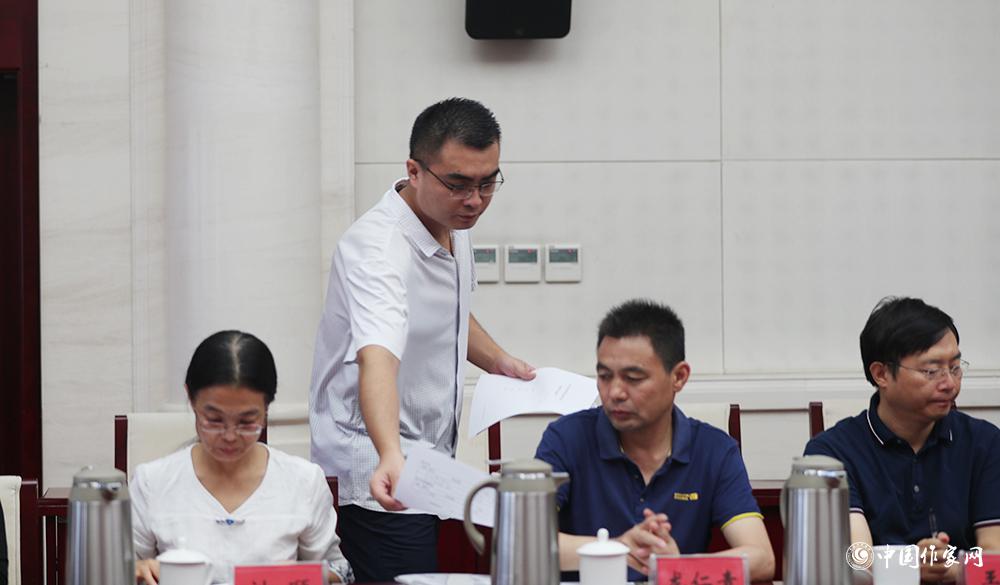 8月4日，第十屆兒獎評委會第六次全體會議上，聯(lián)絡員發(fā)放選票