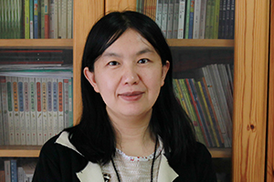 童話：獲獎作品《小女孩的名字》作者：呂麗娜         獲獎感言　　在這本書里，我讓我的小女孩安居在童話世界里。這是個比現(xiàn)實世界更大更神奇更遼闊的世界。我曾在一篇文章里這樣寫過：當一個小女孩走在路上，她總是一只腳踏在現(xiàn)實世界，一只腳踏在童話世界里。因為小女孩就是這樣的，心里總是有那么多那么多的幻想，和那么多那么多的詩意，所以小女孩最適合住在童話故事里。