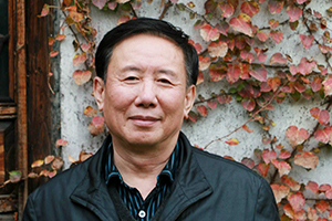 小說：獲獎作品《吉祥時光》作者：張之路         獲獎感言　　從長篇小說《第三軍團》開始到今天的《吉祥時光》，我曾幾次獲得這個珍貴的獎項。幾十年來，這個獎始終伴隨著我、鼓舞著我，我珍視她，以她為榮。她激勵著我，讓我寫出更多更好的兒童文學作品。童年是一個人最為寶貴的時光。我寫過各種類型的兒童文學，但是書寫自己的童年卻是我多年的愿望。