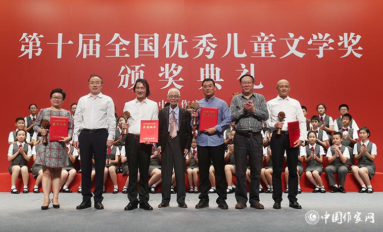 高洪波、孟祥林、樊發(fā)稼為散文、報告文學、科幻文學獲獎者頒獎