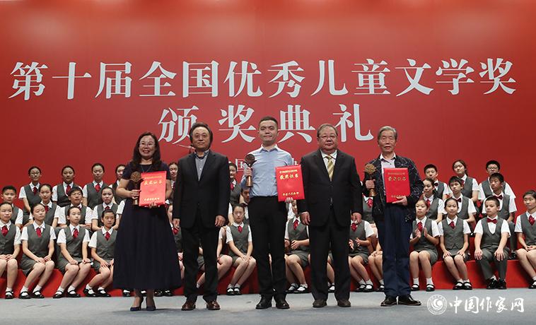 吉狄馬加、王泉根為詩歌、幼兒文學獲獎者頒獎