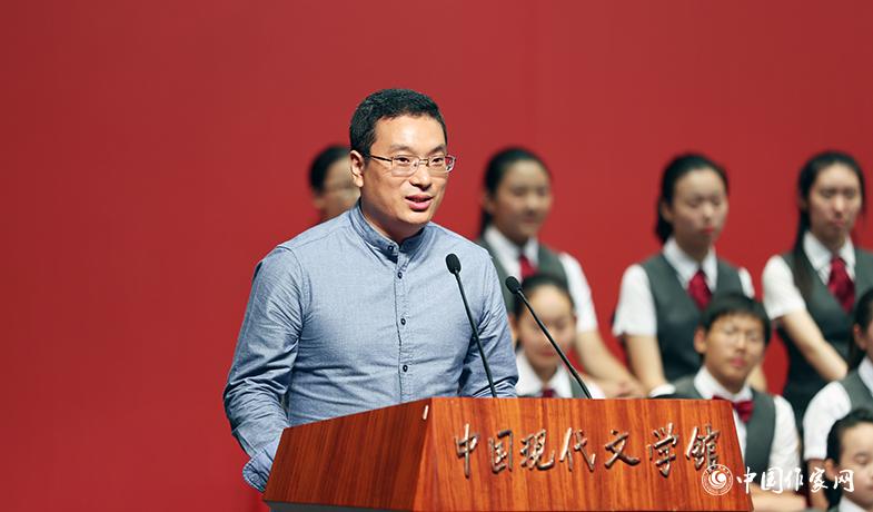 王林柏代表散文、報告文學、科幻文學獲獎者發(fā)表獲獎感言