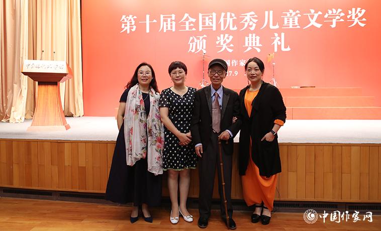 獲獎作家與樊發(fā)稼、湯素蘭合影
