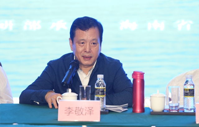 中國(guó)作協(xié)黨組成員、副主席李敬澤主持開(kāi)幕式