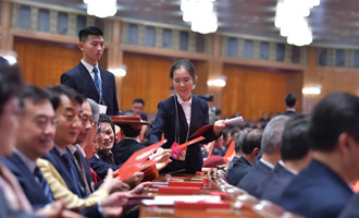 全國政協(xié)第四次全體會(huì)，工作人員發(fā)放選票