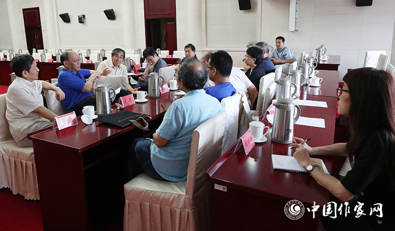 7月28日，全體會(huì)后文學(xué)翻譯獎(jiǎng)評(píng)獎(jiǎng)委會(huì)召開(kāi)會(huì)議