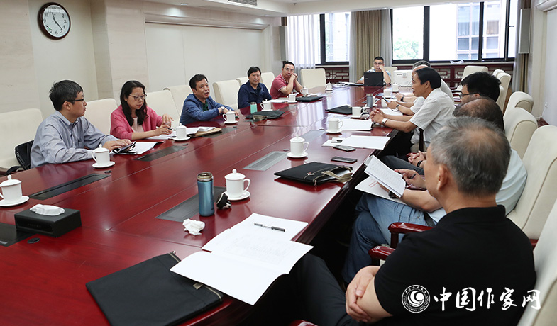 7月28日，全體會(huì)后中篇小說(shuō)獎(jiǎng)評(píng)獎(jiǎng)委員會(huì)召開(kāi)會(huì)議