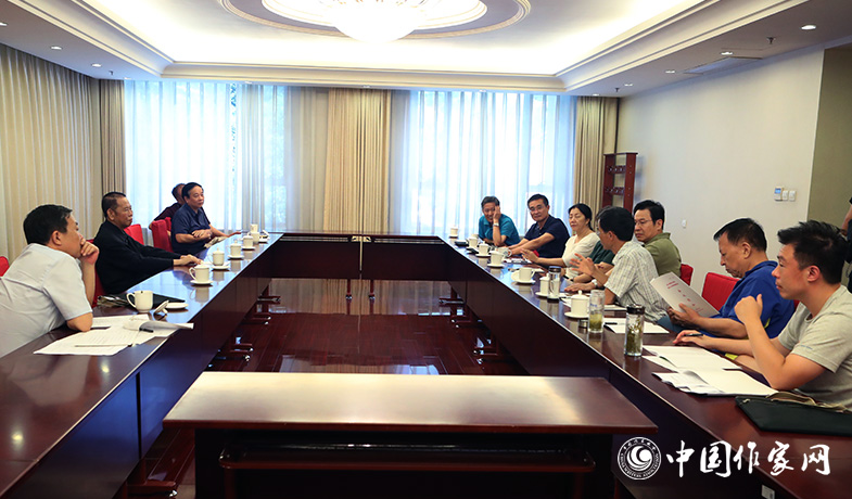 7月28日，全體會(huì)后報(bào)告文學(xué)獎(jiǎng)評(píng)獎(jiǎng)委員會(huì)召開(kāi)會(huì)議