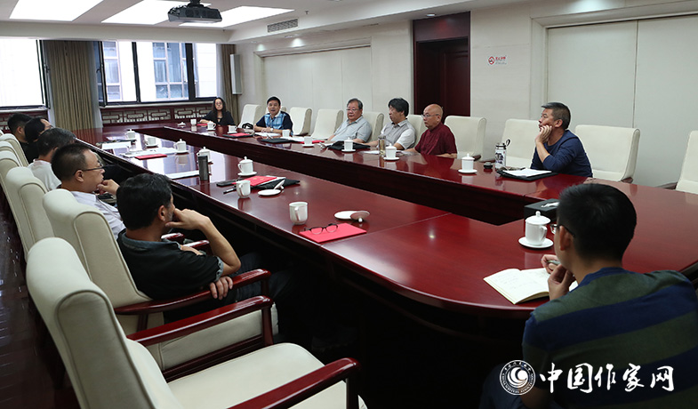 7月28日，全體會(huì)后詩(shī)歌獎(jiǎng)評(píng)獎(jiǎng)委員會(huì)召開(kāi)會(huì)議