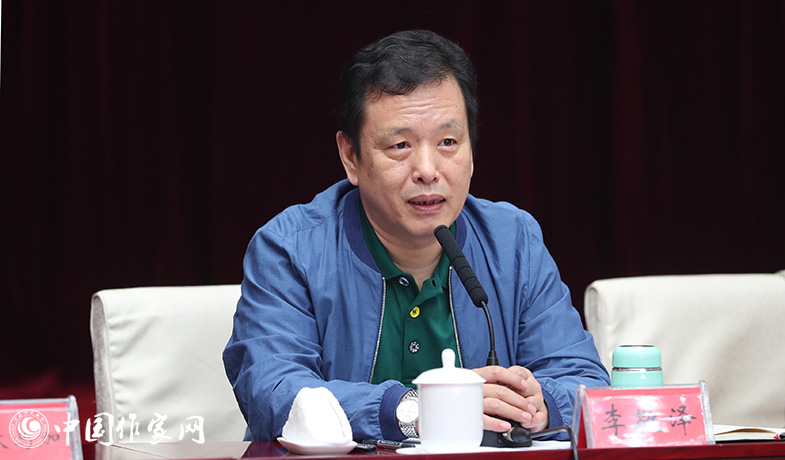 7月28日，李敬澤在全體會(huì)上就《魯迅文學(xué)獎(jiǎng)評(píng)獎(jiǎng)條例》和《評(píng)獎(jiǎng)細(xì)則》做講解說(shuō)明