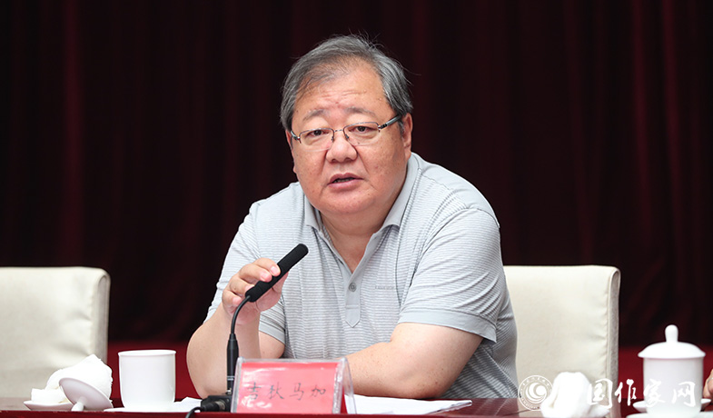 7月28日，吉狄馬加主持第七屆魯迅文學(xué)獎(jiǎng)各評(píng)委會(huì)全體會(huì)