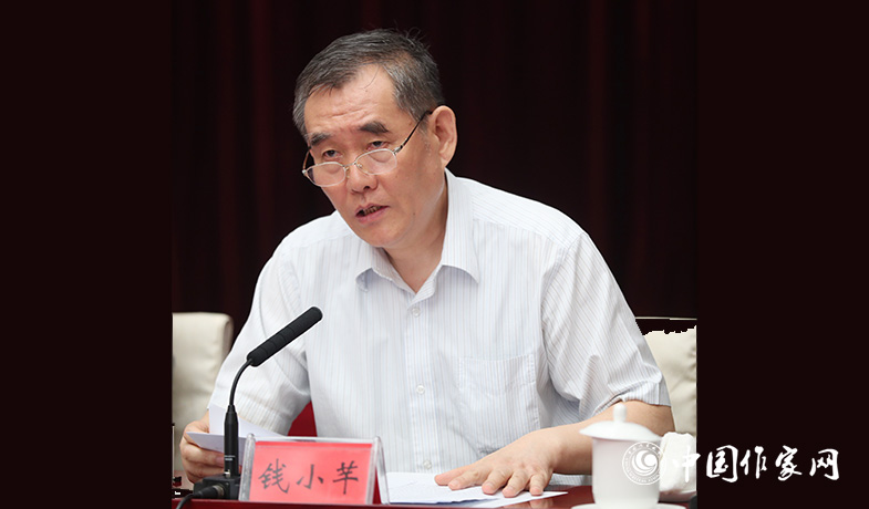 7月28日，錢(qián)小芊在第七屆魯迅文學(xué)獎(jiǎng)各評(píng)獎(jiǎng)委員會(huì)第一次全體會(huì)上講話