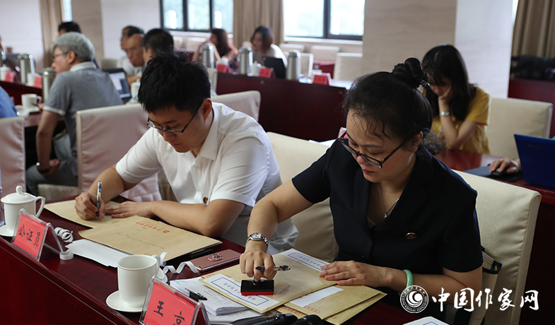 8月11日，公證處人員將終評(píng)選票情況封存